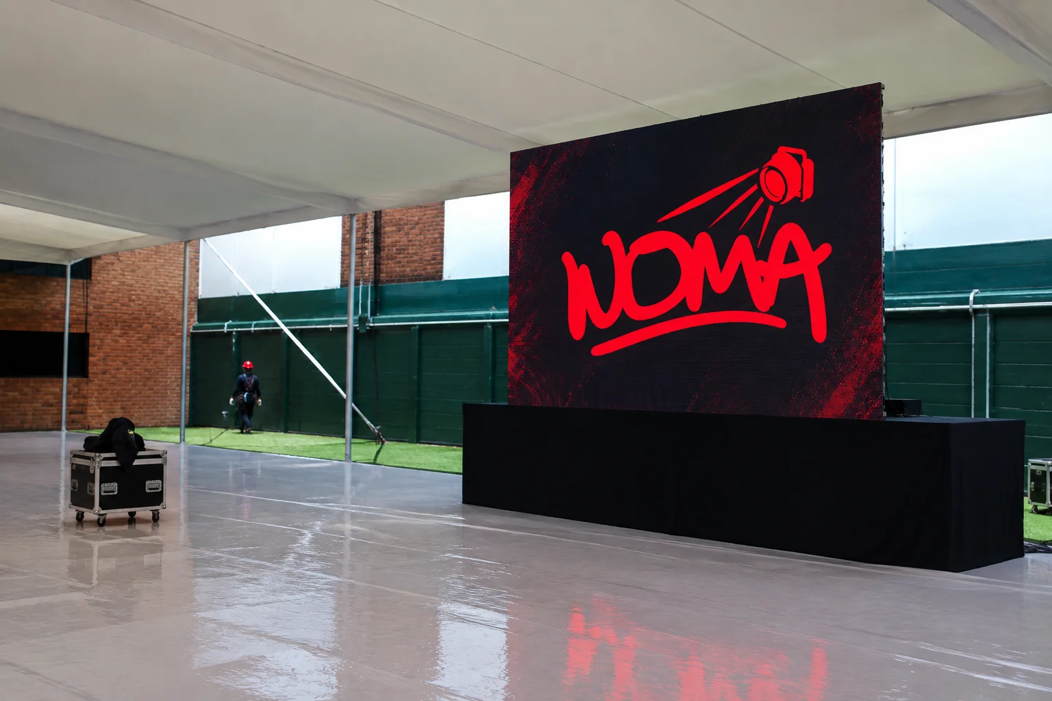 Setup de pantalla LED en carpa para evento empresarial