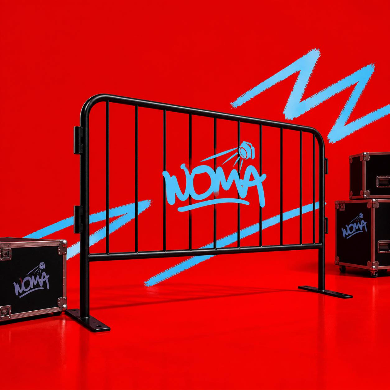 Valla con logo NOMA y flight cases